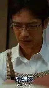 【生理性抑郁】抑郁癥患者突然發生的胃痛、嘔吐的情況，大多來自于抑郁狀態本身的軀體化象征，其意義可以分為三種：
第一、對外來物質的極端排斥，象征自我保護和隔離，對外宣告自己的獨立性，無暇處理外部物質，對內嚴格封鎖，最大限度減少不確定因素的生成。類似于有些店家貼出的“內部裝修，暫停營業”的標識。
第二、有一種強烈的自我懲罰傾向，或者感覺自己跟外界不匹配，而導致的拒絕。包括通過嘔吐的方式來表達自己擁有的已經足夠，不想獲得過多關注。
第三、對外界嚴苛環境表達失落和決裂，某種程度上是對關心自己的人的懲罰，用自我懲罰的方式表達對外界的憤怒和不滿。配圖