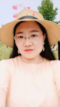 暖心分享：美好的端午節(jié)日，和家人一起度過，在烈日炎炎的露天草場里，感受節(jié)日的熱烈和歡騰，人們載歌載舞，幸福喜悅。
樸實的民眾，悠遠(yuǎn)的傳統(tǒng)，濃重的慶祝，簡單的幸福，一代一代傳承……
感恩我們所擁有的安穩(wěn)與美好，感恩一切，幸福安康伴隨你我，暖心和你，一直在一起。配圖