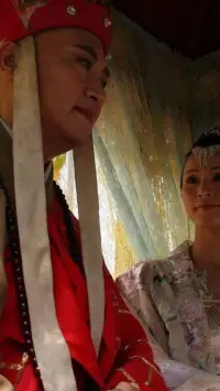【鬼神如何打开恐惧之门？】鬼神说作为人类几千年形成的文化符号被广泛传播，而之所以会在某些人那里引发过度的恐慌并不是因为鬼神的非科学本质，而恰恰来自于信徒对世界的不可预知性，因为越是不确定的领域和说法，越会具有极大的不确定性，这往往成为人主观向外投射的映射场。越是不确定，越神秘不可知，增加了超出人类认知范畴的可能性。所以恐惧自然具有了其存在的土壤。最大限度地打破了人内心的确定性，好像任何不合常规的悬疑事件都可能发生，所以人会自然地处于对未知情境的准备状态，很难完全放松自身。
而对于不信鬼神的人，会对各种神乎其神的说法嗤之以鼻，不会受到其左右，坚守确定性的自配图