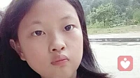 我照鏡子了，原來(lái)，我發(fā)現(xiàn)自己好可怕，一點(diǎn)笑容都沒(méi)有，我哭了，我說(shuō)，我為什么會(huì)來(lái)這一家，我好恨我自己，我可以找一個(gè)幸福的家，有關(guān)心，愛(ài)護(hù)，這一家只有打罵，我受夠了，我好累，真的好累配圖