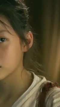 【效果其實(shí)是個(gè)人】患者找到醫(yī)生看病，醫(yī)生提出治療方案后患者表達(dá)懷疑：“會(huì)有效果嗎？如果沒有效果怎么辦？”醫(yī)生回答：“可以試試。”患者強(qiáng)調(diào)：“我需要盡快看到效果，一切繁文縟節(jié)都需要去掉。如果沒有效果，我為什么要接受治療呢？”
醫(yī)生沉默了一下，不緊不慢地答道：“其實(shí)效果是一位害羞的小姑娘，如果你希望她出現(xiàn)，就不能一直盯著她看。”
患者恍然大悟。
我們習(xí)慣將除自己以外的所有存在都看做被動(dòng)的物品，好像他們可以隨叫隨到一樣，但是從來沒有以人性的角度站在他們的位置上考量過。我們需要效果，直達(dá)目標(biāo)，但是請(qǐng)問，效果和目標(biāo)需要我們嗎？如果需要，是因?yàn)槭裁葱枰兀颗鋱D