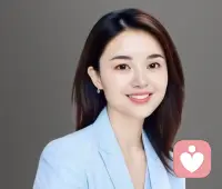 爱利克·埃里克森（Erik H. Erikson）提出的心理社会发展理论（通常称为“八阶段论”）是心理学领域最具影响力的发展理论之一。

该理论认为，人的一生会经历八个既定的发展阶段。在每个阶段，个体都会面临一个特定的心理危机（矛盾）。成功解决这个危机会发展出相应的基本美德（核心品质），并帮助个体更好地应对未来；若危机解决失败，则可能形成心理问题或影响后续发展。

以下是埃里克森八阶段论的详细阐述：

第一阶段：婴儿期（0-1.5岁）

· 心理危机： 信任 vs 不信任
· 主要事件： 喂养、安抚
· 核心问题： “我能相信这个世界吗？”
· 品质培养： 如果婴儿的需要（如饥饿、关爱）得到持续满足，他们会发展出希望和对世界的信任感；如果照料者不一致或拒绝，孩子会产生不安全感、焦虑和不信任。

第二阶段：儿童早期（1.5-3岁）

· 心理危机： 自主性 vs 羞耻与怀疑
· 主要事件： 如厕训练、穿衣、选择玩具
· 核心问题： “我可以自己做事情吗？”
· 品质培养： 孩子开始掌握控制身体的技能。如果父母允许孩子做力所能及的事，孩子会发展出意志和自主感；如果父母过度保护或批评，孩子可能会怀疑自己的能力，感到羞耻。

第三阶段：学龄前（游戏期，3-6岁）

· 心理危机： 主动性 vs 内疚感
· 主要事件： 探索、游戏、发起活动
· 核心问题： “我发起行动是被允许的吗？”
· 品质培养： 孩子开始尝试创造活动和社交。如果他们的主动探索得到鼓励，他们会发展出目的和主动性；如果他们的想法被否定或惩罚，他们会产生内疚感，变得缩手缩脚。

第四阶段：学龄期（6-12岁）

· 心理危机： 勤奋 vs 自卑
· 主要事件： 上学、学习知识技能、同伴比较
· 核心问题： “我能通过努力获得成功吗？”
· 品质培养： 孩子关注自己能否掌握社会（尤其是学校）要求的技能。如果因完成任务而受到表扬，他们会获得能力和勤奋感；如果经常失败或不被认可，则会产生自卑感。

第五阶段：青春期（12-18岁）

· 心理危机： 自我同一性 vs 角色混乱
· 主要事件： 社交关系、自我探索、思考未来
· 核心问题： “我是谁？”“我在社会中的位置是什么？”
· 品质培养： 这是童年向成年过渡的关键期。青少年尝试整合自己的各种角色（学生、子女、朋友等）。如果成功探索并形成统一的自我认知，则获得忠配图