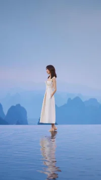 你可以在30歲時華麗，40歲時迷人，并在余生，令人無法抗拒。香奈兒女士早已經(jīng)用她的一生告訴我們，無需陷入年齡焦慮，年齡只是數(shù)字，生命的精彩，遠(yuǎn)不至于此。配圖