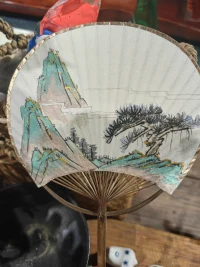 永遠以空杯和感恩的心態面對自己，關系和世界
?
?
?你會發現，愛和能量一直在[太陽][擁抱]
?
?早安配圖