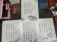 時間是一種不可抗拒的力量
?
?它會風化所有的愛，恨，執念，
?到某一個時間點，你伸手一捏，
?所有一切都變成風中的塵埃
?好似存在
?又好似從來不存在
?
?這就是時間的力量
?而那些放不下，忘不了的無論是什么
?都是不想放，不想忘，因為還有期待還有不甘
?
?人走在路上，口袋似乎裝滿了一切，很沉重，疲憊不堪也不愿清空
?
?但當你停下腳步，伸手摸摸口袋，其實早已空空，背負的不過是自己的執念

原創配圖
