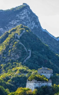 當希臘哲學家赫拉克利特在說“你不可能兩次踏進同一條河”的時候，他是在表達共情，意指“今天的你”已經跟“昨天的你”有所不同。我們能對他人造成的最大傷害之一就是認為他們的個性是固定不變的。這樣的話，我們就把生命的河流看成是一個與其他水源都割斷開來的淺水池，它逐漸會變成一潭死水。當我們跟另一個人說“你總是這種反應”“這就是我，永遠也改變不了了”或“我能像看一本書一樣看透你”的時候，我們其實是在往河水里扔滿障礙物，阻擋了共情的自由流淌。如果這樣做，我們不僅否認了發(fā)生改變的可能性，還阻礙了個人的轉變。
每當我聽到一個人對另一個人說“我就知道你會這么做，我已經見過上千次了”或者“我都不需要問你在想什么，我比你自己還了解你”時，我的內心都在顫抖。配圖
