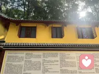 有?天，我讀到?本書，??有?段話：如果?個?最初沒有???想?的路，到了中年以后會有什么樣的感覺？你爬到梯?的頂端才發現梯?放錯了墻。我想，當你碰到這樣的處境時，最需要做的就是把墻打穿。當時看到這段話，?中?驚。
我在想：我的梯?，有沒有放錯了“墻”？
沒有。我知道，我沒有。如果有，那么我?定如作者說的：我會穿“墻”?過。
其實，墻，始終都在。??的旅途中，處處是“墻”。
墻是我們的恐懼、習慣、僵化的價值信念。它來?社會?化、主流價值與過往的舊經驗。墻，阻隔了我們與??相遇，阻礙我們成為我們自己。如果不把自己的故事說出來，你就看不?心中的“墻”。因為看不?，所以?會“四處碰壁”，把??撞得鼻?臉腫，卻依然找不到?命的出?。
?路?來，說著??的故事，我仿佛看???，拿著?把斧頭，?路披荊斬棘，穿墻打洞。我很為這樣的???感動。配圖