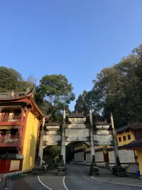 许多人感到有深深的痛苦围绕着他们做过或经历过的事。为了帮助人们处理痛苦的根源，我们首先要做的是，让他们意识到，到底自己认为是什么造成了他们的痛苦。
在这一点上，非暴力沟通与精神病学家托马斯·沙茨（Thomas Szasz）在其著作《精神病的谜团》中提出的原则非常一致。没错，有些人的生理问题会影响心理上的幸福感，但绝大多数人所谓的心理疾病，仅仅是因为他们“学成”了一种会使人产生强烈心理不适的思考和沟通方式。这并不意味着他们病了，而是意味着他们一直以来学到的思考和交流方式，会使生活变得非常悲惨。
所以，我们帮助人的第一步就是教人从自己的错误中学习，而不会失去自尊。
      ——  摘自《用非暴力沟通化解冲突》配图