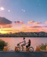 阿德勒心理学说：“当一个人和另一个人在一起时有种无拘无束的感觉时，这种感觉就是爱。
因为在这个人面前，你不会自卑，也不用强行展示优越感，能够保持一个平和稳定的自然状态。这就是真正的爱。”
所以从某种程度上来说，你和谁相处的时候最自然放松，谁就最爱你。 ​配图