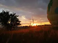 看过星辰大海、落日余晖，听过孩童天真的笑声，走过千万里路，阅过万千风景，一直在寻找内心的平静。