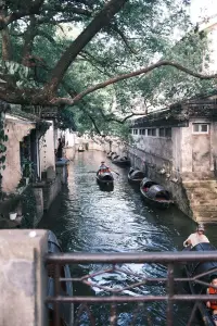 搖櫓船推開時光， 
青石板晾曬著塵封記憶。 
原來最奢侈的事， 
不過是坐在石橋邊， 
等一朵云慢慢游過天空。