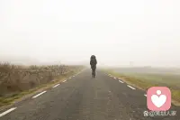 面對無法回頭的人生，我們只能做三件事：鄭重地選擇，理智地面對，勇敢地接受。配圖