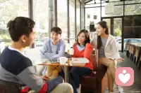 “社会兴趣”，即真诚地关心他人福祉，在合作中贡献价值，而不是执着于被所有人喜欢。建立健康的自我价值感，接纳“被部分人讨厌”的勇气，才是通往内心自由和良好人际关系的路径。