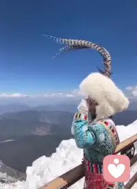 你猜，我要飞向何方，我猜，你一定会指指天上，可惜云朵只配做我的翅膀，我要飞到连星星都追不到的地方，你猜，那里会是什么景象，我猜，那里美得跟你一样。