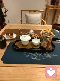 以前总觉得，
人要一直在做事才算有价值。
后来才慢慢发现——
原来能无所事事一会儿，
也是一种很好很幸福的状态。
不需要一直有产出，
也不需要每一刻都很努力。
偶尔发发呆，把心力养足，
反而会更清楚自己想要什么，
更能自然而然地得心应手。配图