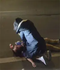 在搶救一位因意外受傷的人，一位護士的背影配圖