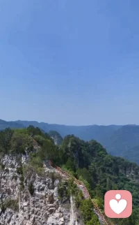 那些看似冷酷的背影，其实是在掩饰颤抖的灵魂；那些看似尖锐的指责，其实是在呼唤爱的回应。