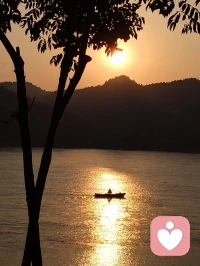 落暮余暉照江濱
?扁舟閑過欲渡金
?恰似修行得道后
?散盡光輝復凡心配圖