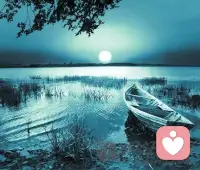 月華初上，四下無人，小舟置岸，漁父無蹤。微風(fēng)吹皺湖水，如漾動的心事。山色沉寂，淡入天際。不見都市喧嘩，不見鬧市繁華。青草在岸灘默默生長，野樹自在地舒展枝葉，仿佛所有的生命皆平靜。夜未深，風(fēng)未冷，人未眠，仿佛人生的空檔期，有人品出悠閑，有人嘗出落寞，這風(fēng)景的韻味被人心同化了。山水風(fēng)月本無韻，只待觀客賦心神。配圖