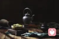 洗凈浮華，安守素心。簡單、簡約、簡樸，從紛紜、復雜、斑斕中凝煉出一份心靈的純粹，拒絕城府，摒棄繁冗，抱樸含拙。不必過于精致，也不必過于高雅，任天性自然，本性率然，不拘泥，不偏執(zhí)，隨遇而安而不隨波逐流，敬天安命而不聽天由命。配圖