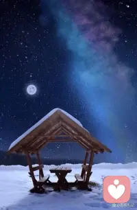 暗夜无声，事止人歇。得闲一时，宁静片刻。人生，愿闻风声而起，愿听雨声而眠。大自然的天籁之声，一直甚慰于心。尘世的天气之变，一直有感于心。听风声之呼啸，有远行之愿，听雨声之滴答，有宿归的之情。风之气，引人思飘万里之外，无阻无碍，谓之自由，雨之魂，惹人神归屋檐之下，无牵无伴，谓之自在。诗云：吾自清都山水郎，曾批支风给雨券。诗人意气风发，狂气逼人。结尾一句，屡上青云借月华，更是飘逸，令人神驰。风有温凉，雨有暖寒，但均无碍，遇温即温，遇凉而凉，遇暖即暖，遇寒而寒。不动心境，添减衣裳。若风雨交加，则兼得感受，思行远，意行归，去留两便，不矛盾，不冲突，入精神之界，可一任自如。配图