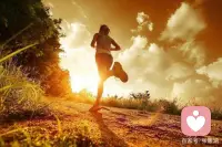 奔跑，沐浴生命的陽光。不在乎從哪出發，到哪為止，只享受過程，以及沿途的風景。用一種昂揚的姿態，面對生活，用一種閑適的心態，面對人生。不要求自己為什么，不苛求自己圖什么，如江河隨山川，過平原，入大海，自然而然。如云霞隨晨晚，蕩青天，歸蒼穹，自然而然。放下一切的執念，過好每個的當下。生歡喜之心，養慈悲之懷，不為因果，不懼輪回，這就是格局，這就是超脫。配圖