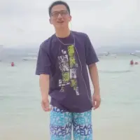 40歲時攝于馬來西亞，8年之后，滄桑來襲，現兩鬢生白，一身油膩，故連像都不愿照了。韶華留不住，匆匆又一年。配圖