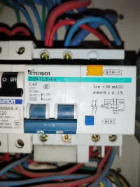 第一次遇到漏電保護器還有會壞的，插座、電器動過的全查一遍，拆騰，最后美團跑腿買了個正泰的，換上就好了。才回三峽大學，不想動了，明天早上再洗澡吧，好累，先睡，今天不陪貓了。配圖