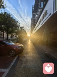 在某个刹那，捕捉世间美好。基本上卧床几年后，终于又开始干活和DIY。从国补想着换了两台空调开始，开始脑筋咀嚼些生活中东西。从闲鱼配了台二手电脑，终于用上了Win11，之台那台装了统信UOS国产操作系统。然后装了中国移动全屋光纤，原来的宽带师傅没折，正好多WAN口叠加带宽上网，但没什么明显感觉。然后给11组橱柜装灯，把那些套牢在手里观赏石、水晶、玉雕、摆件什么的氛围好好搞一下，图个情绪价值。在装灯的过程中第一次接触接入米家的智能设备，便一发不可收拾，可实力不济，除了核心设备走的美团上小米专卖店，其他大部分都是闲鱼淘来的。有些成品没买，太贵，买元件自己调试组装的，优先考虑蓝牙接入，其次才WiFi接入。房子一个人住，所以家电、灯具什么的只改造了一部分，管一个人的智能就行了，无非是照明、吊扇、空调、下厨（烟机、食物垃圾处理器、观影（机顶盒、投影仪）、出门关水关电这些相关的东东，在电子围栏和人体传感器帮助下做到语控、联动、自动。接下来在设计一个陈列柜，把手上收集的便宜一点的也好、贵重一点的也好，一两百件各种手牌、吊坠、项链展示出来，再打上灯光，那心情自然不错，喜欢这些东西在光照下质感，虽然也不懂行。刚开始那几天，一边二十四小时连续干活，一边却因肌肉无力，工具都拿着发抖，起子都拧不动，长期吃带肌肉放松的作用的镇定药虽解决了每天只能睡着五到十分钟的问题，副作用和依赖性也显而易见，特别是步态不稳，一开始DIY时，轻绊轻磕就会摔跤，好几次倒地上磕到下巴，条件反射式手撑地面也无力保护。但后面调整了一下，干会，歇会，慢慢能坐的时间延长了，摔跤也没了，药也减完了，没什么反弹，人勤快了很好，收拾、清洁、打扫这些活也恢复能干的频率提高了。总之要让自己能活动和劳动起来，花点经济上的代价也值得，要不然脑子和身体要废了。就是记性不行了，老在网上重复下单，买些己经买了的东西，比方说才换了两台显示器，结果又下了两台单，年龄不饶人啦。网上遇上大咖，一聊是个算命，上来就说我眼睛要出问题，这还用算，天天躺着就是手机，一咬牙，买了三台华为护眼平板，每个家里、单位每个地方放一个，图个吉利。家里先后两位老人患癌，治疗后都还理想，也就平静地过来了，自己小家也还算顺利，生活终归要继续，不管未来怎样。之前，写了两个月的诗，算在心态上做铺垫，然后活动起来。老婆差不多一个人把家务活全包了，我也得恢复起来，至少自己住的房子和房配图