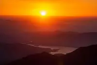 万物的和平在于秩序的平衡，秩序就是把平等和不平等的事物安排在各自适当的位置上。——奥古斯丁配图