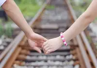 感情不是找一個最好的人，而是找一個對你最好的人，一個愿意為你傾盡所有愿意為你放下驕傲的人，一個拼了命也會護你周全，為你融入生命的人，那才是愛情最好的歸宿。

相處久了你才會發現，多少榮華富貴也比不上一個滿眼都是你的人，和一顆真誠愛你的心，用心才會走的很遠，真誠才會長久。配圖