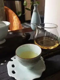 很多人对这句话有误解：总觉得我要遇到一个正确的人，我才能疗愈。
实际上正确的人从来不需要遇到，而是选择和创造。
也许你改变不了身边的人，但你可以决定谁在身边。