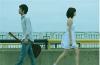 经营良好亲密关系和美满婚姻的诀窍 扩展思维模式
亲密关系相处过程中大多数人会受到早年习惯的影响，用封闭性问题自问自答：
他是不是不爱我了？而是如何做他才能更爱我？
他是不是看不起我？而是如何才能得到他的尊重？
我是不是不能做好这件事情？而是我如何才能做好这件事情？
封闭式自我对话，不仅会大大限制人大脑的灵活性，很多时候还会让人陷入恐惧。
大多数失败的婚姻关系中，双方总是绞尽脑汁去验证对方不可以信任，却忽略我如何让对方对我产生信心和信任。

早年被抛弃的过的人会把经验放在新的关系中，他会下意识忽略面对的是新的环境新的人，就自动投射不信任，并且想办法求证。
求证过程中的内心自我对话多是封闭式问题，越是恐惧就越想求证。最终导致对方觉得不被信任，不被尊重而选择离开，就得到了再次被抛弃的事实。
又一次得出结论，我是不值得被爱的，我是自卑的，所有人都不爱我，我很可能一生都要面对被抛弃的绝境。
可是不甘心呀，怎么办呢？还要继续验证，换了新的环境新的人，可是思想模式不改变，结局能改变吗？答案是不能。

过去的一些经验，不管是成功的还是失败的经验，往往会是你未来生活发展失败痛苦的重要因素。
具备更多面对方法的同时，具备分析环境的能力是至关重要的，你的能力决定了你的行为是否有效。所以要经常锻炼打开思维模式的能力是非常重要的