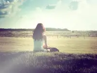 对于痛苦，我们总是避之不及，因为真的太难承受，对身心的伤害更让人刻骨铭心。

曾经穿越过那幽暗的岁月，感到无限的彷徨。

直到有一天，我们挺过去那些令人痛苦的岁月，才发现，你已经不是原来脆弱的自己，而是变的坚强，自信，成熟。

正是因为那些过往，成就了如今的自己。