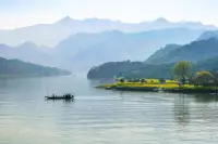 岁月的暖，漫过时间的河，抚过久闭的心扉，在时光斑驳处，聆听到花开的声音。