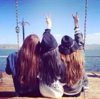 搞錢第一步，就是不要千萬有閨蜜這樣的產物存在。人與人之間最安全的距離，從來都不是掏心掏肺，是敬而遠之。距離，才能有安全和永遠的隱私和秘密。你之所以閨蜜情能長久，不是你的閨蜜有多靠譜，是你足夠愚蠢，以致于閨蜜沒有去扳倒你的動力和機會[流淚]人性最扎心的現象，往往不是人性中的善會保護你。不要問我什么樣的閨蜜一輩子不會嫉妒你，除非你的閨蜜沒有喘氣，又或者你足夠廢[玫瑰][玫瑰]人性這玩藝，從來都不可能是善良所向，我們的每一個思維細胞，都是大腦自動設定好的系統。除非，你學過心理學，就能改變大腦思維順序[太陽][太陽]配圖