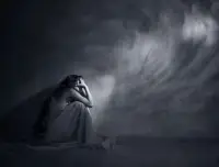 創(chuàng)傷后反復(fù)憤怒和痛苦，不是因?yàn)榇溃且驗(yàn)楹ε峦泝词?
提及創(chuàng)傷，相信每個(gè)人，在不同的階段都經(jīng)歷過(guò)大大小小不同的創(chuàng)傷。有人此時(shí)此刻，聽(tīng)到這兩個(gè)詞，會(huì)開(kāi)始憤怒，有人會(huì)開(kāi)始痛苦，有人會(huì)進(jìn)入反復(fù)地強(qiáng)迫思維，去加速回憶，去反復(fù)演練創(chuàng)傷的開(kāi)始到結(jié)束以及避免甚至報(bào)復(fù)的可能……

是不是你常常會(huì)聽(tīng)見(jiàn)，某些不太專(zhuān)業(yè)只信奉理論的所謂的心理專(zhuān)家去告訴你：不要去反復(fù)的回憶你的創(chuàng)傷，那是愚蠢的表現(xiàn)。你必須快速地忘記去釋?xiě)眩ジ卸髂切﹤δ愕娜耍只蛘撸憧梢圆辉彛?qǐng)你遠(yuǎn)離……


每當(dāng)看到這樣的毒雞湯，不管這樣的咨詢(xún)師是來(lái)自什么的樣的學(xué)歷、教育或者哪怕大師級(jí)別，我還是想感同深受地問(wèn)一句：“請(qǐng)你告訴我，怎么讓你的大腦精神去做到自動(dòng)跳開(kāi)創(chuàng)傷、遠(yuǎn)離創(chuàng)傷，或者自動(dòng)性地選擇遺忘、然后還不原諒，還能做到感恩？”


你當(dāng)有一雙無(wú)形的手可以像挑開(kāi)神經(jīng)一樣可以去挑開(kāi)我們的大腦神經(jīng)嗎？


一般說(shuō)這樣的心理咨詢(xún)師，一定是沒(méi)有很好地處理過(guò)創(chuàng)傷，甚至是不知道如何處理創(chuàng)傷，僅僅通過(guò)所謂科學(xué)的理論知識(shí)來(lái)告訴你所謂的答案。


世間萬(wàn)千的人類(lèi)，每一個(gè)人經(jīng)歷的創(chuàng)傷不同，每一個(gè)人所經(jīng)歷的人不同，情感不同，對(duì)待創(chuàng)傷的方式就更不同。怎么可能做到遠(yuǎn)離、跳開(kāi)、不想？尤其是給你創(chuàng)傷的人，可能是你最親密關(guān)系，或者是你比較熟悉的人！


舉一個(gè)我自己親身經(jīng)歷的一個(gè)非常小的創(chuàng)傷：


一個(gè)刮著大風(fēng)的天氣，一個(gè)00后的姑娘，她的電動(dòng)車(chē)不小心吹倒了。她瘦弱的身體非常吃力地將電動(dòng)車(chē)扶起了一半，但是因?yàn)樘^(guò)于瘦小，風(fēng)太大了，她提不起車(chē)。原本兩耳就不太聞窗外事的我，突然間動(dòng)了惻隱之心，傻了般跑得去幫她把車(chē)扶了過(guò)去。


當(dāng)我像個(gè)傻子般扶車(chē)的時(shí)候，她結(jié)果自己卻把手放開(kāi)了，然后指使我該怎么扶車(chē)，還讓我小心一點(diǎn)她的車(chē)。


我連連點(diǎn)頭，還在等待著她的一句謝謝的時(shí)候，結(jié)果，車(chē)扶好了，她一句謝謝也沒(méi)有，扶著車(chē)就揚(yáng)長(zhǎng)而去……


這個(gè)畫(huà)面，讓我想到了我的童年，媽媽因?yàn)楸话职至R得非常的厲害，然而我好心幫媽媽去頂撞爸爸，結(jié)果我被爸爸一巴掌一巴掌打在臉上，媽媽面無(wú)表情地看著我，還喝令我向爸爸道歉……


原本這個(gè)姑娘的事件，不過(guò)就是一個(gè)無(wú)知陌生人的事件，但是就是這么巧合地激發(fā)了我原生家庭的童年創(chuàng)傷。


事后，我心中有一絲絲的不是滋味，一直在想像著那個(gè)女孩被風(fēng)吹走的畫(huà)面，直到她發(fā)出求救的吶喊，才感受到一絲絲的痛快。


然而，即使是這樣，我的創(chuàng)傷還是沒(méi)有消失，配圖