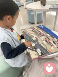 【Day 6】风吹哪页读哪页，把治愈读给自己听

最近在看书和陪孩子读书的过程中，我突然有了一个很深的感触：很多时候，我们向外寻求沟通与交流，虽然能获得短暂的疗愈，但内心依然很难真正平静下来。而真正能让人沉下心来、获得深度治愈的，往往是独自阅读的时光。

在养育孩子的过程中，陪他读书，表面上是在读给他听，但其实，那更是读给自己听的过程。在那些安静的时刻，你能真切地感受到中国文字独有的美丽。那些优美的词藻、充满诗意的组合，还有每一句温柔的话语，都像是一双无形的手，轻轻抚平了内心的褶皱。

昨天，我带着小朋友去图书馆。在摇晃的公交车上，我随手带了一本最近在看的心理学书籍——《我对自己有办法》。

翻开第80页，有一个章节的名字瞬间击中了我，叫做：《风吹哪页读哪页》。

书里有一句话让我感触极深：“对于任何困扰我们已久的、却又无可奈何的问题，都要敢于翻篇，让这一页过去。”

是啊，每个人都有能力去控制自己的情绪，而不是放任自己沦为情绪的奴隶。我们要认识到，情绪并非一成不变，它会随着认知、环境和经历而流动。当我们感到沮丧时，可以尝试换个环境；当我们感到焦虑烦躁时，可以尝试深呼吸或者冥想。

除了这本，《动机与人格》时，里面的一段箴言也让我反复咀嚼：

“心若改变，你的态度跟着改变； 态度改变，你的习惯跟着改变； 习惯改变，你的性格跟着改变； 性格改变，你的人生跟着改变。”

总结来说，就是：风吹哪页读哪页，花开何时看何时。不要为了打翻的牛奶而哭泣，我们都可以拥有翻篇的能力，在告别中选择勇敢的一种。

其中让我感受最美妙的，就是“风吹哪页读哪页，花开何时看何时”。

这让我联想到一个画面：就像我们在开满鲜花的公园里，躺在柔软的草坪上翻着一本书。没有时间的约束，没有工作的压力和生活的无奈。想看到哪一页就可以翻到哪一页，也可以选择停下来，不看书，只是看看周围的花，看看周围的风景。花开何时，便看何时。

这种肆意洒脱的人生，真的太美妙了。

看完这个章节后，我把这句话写在了我的微信座右铭上。看着它，感觉瞬间就释放了所有的压力与焦虑，变得非常自在舒坦。

原来，所有的疗愈与改变，最终都要回归到“心”上。在这个快节奏的时代里，愿我们都能在文字中找到属于自己的那份诗意与平静。