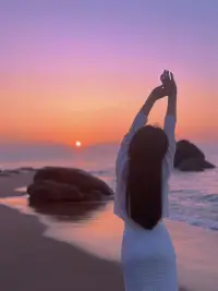 不要去窺探別人的生活，也不要去揣測(cè)別人的想法，更不要陷在過去憂慮未來，任何引起你內(nèi)耗的人和事，多想一下都沒必要。

把時(shí)間和精力還給自己，在聲色名利中守住本心，在世俗目光里信步前行。