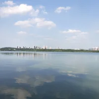討好式關心，看似是付出，實則是索取:它以交換為前提，以認可為目的。而真正的關心則是從心靈生出的純凈善意，它的本質是給予。配圖