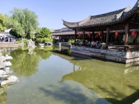 不管是同床共枕还是天各一方，寂寞的夫妻，大多他们都热爱儿女，父母的疏离正是孩子们牵肠挂肚和生病的地方，也许，这也是拯救家庭的动力和机会。原来，孩子们真的是天使，是家庭的纽带和希望。