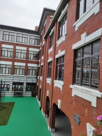 自卑通常分为两种:一种是横向和别人比较，发现自己事事落于人后，所以觉得自卑；还有一种纵向给自己设置了一个个高不可及的目标，因为始终做不到。是一种能力永远追不上欲望的自我挫败。也会自卑。如果一个人从一开始，就把人生的目标定位“想要摘下来天上的星星。”那么他大概率一辈子都是自卑的。