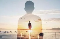 【三個中年人】
第一個是已經定義自己是”農場里遲早待宰的火雞”，認為自己再蹦噠也就那樣了，既然成功是非常小概率的事件，那么選擇知足常樂平平淡淡就覺得很好了。

第二個是從小就開始立志，研究各種宇宙規律成功規律，堅信自己有生之年必然就是二八定律的那一小嘬人。每天都在為自己的目標和未來的布局爭分奪秒的奮斗著。

第三個沒有第一個那么淡定，也沒有第二個那么聰明，身上有很多的缺點，經常生活在水深火熱中，就是莫名的積極樂觀勇往直前，于是總能遇到比他厲害的人愿意拉他一把。配圖