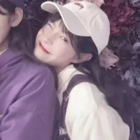 【只是暫時的】
也許你現在是個情感脆弱的人，害怕被人拒絕，一旦發現喜歡的人不喜歡自己，甚至會在他拒絕前先違心拒絕他。相信這只是暫時的，待你內心逐漸強大，有一天你就能接受不被喜歡的事實，你喜歡他跟他喜不喜歡你無關，可撩可進可退，你也能變成主動瀟灑的女孩。

也許你現在價值不夠，朋友沒有主動來找你。遇見一投緣的好友，她會你所不會能你所不能，而你好像只能提供陪伴價值，漸漸的和她走遠了。相信這只是暫時的，只要你成長的足夠快，有一天你也能看到她的短板她的卑微，你也會成為照亮她的光，讓你們的友情一直未完待續。配圖