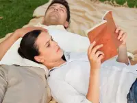 總會有那么些時候，一個人在一段關系當中無法理清感情的健康狀況，特別是女孩子，以下是我整理的方式方法：1. 真誠與溝通：觀察對方是否真誠對待自己，愿意傾聽自己的想法和感受，同時也要真誠地對待對方。良好的溝通是感情發展的基石。
2. 信任與尊重：信任是感情的基石，觀察對方是否值得信任，同時也要讓對方信任自己。尊重彼此的想法、興趣和個性，共同成長。
3. 共同價值觀：了解彼此的價值觀，看看是否能夠在關鍵問題上達成共識，如家庭觀念、教育觀念、生活方式等。
4. 相互支持：在感情中，雙方應該相互支持，共同面對困難，分享快樂和成就。觀察對方是否在關鍵時刻站在自己一邊。
5. 成長與進步：觀察雙方是否能夠在感情中共同成長，不斷進步，實現個人和雙方的全面發展。
6. 生活目標：了解彼此的生活目標，看看是否能夠攜手實現這些目標。雙方的目標可以是職業規劃、家庭規劃等。
7. 家庭背景：了解彼此的家庭背景，看看是否能夠適應對方的家庭環境，以及家庭關系。
8. 愛情觀：探討雙方的愛情觀，了解彼此對感情的期望和需求，以確保雙方能夠在感情中得到滿足。
9. 忍耐與包容：觀察對方是否能夠容忍自己的缺點和瑕疵，同時也要學會忍耐和包容對方。
10. 浪漫與關愛：感情中需要浪漫和關愛，觀察對方是否愿意為自己創造驚喜，關心自己的生活細節。
通過以上方面的審視，女孩子可以更好地了解一段感情的發展潛力。當然，每個人的標準和要求都會有所不同，關鍵是找到與自己最匹配的那個人。祝您在感情路上順利！