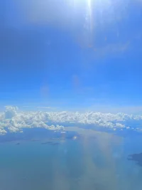 海水共長天一色，天涯盡收眼底，美好在心底留存。配圖