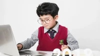 ?心理學(xué)家阿德勒認(rèn)為：所有孩子天生都具有追求卓越的內(nèi)在動(dòng)機(jī)。比起一味的給孩子吶喊加油，我們更需要默默做好孩子的加油站。站在孩子的角度，給孩子多一點(diǎn)的理解，支持和關(guān)愛(ài)。父母一句走心的關(guān)懷，就是對(duì)孩子最好的鼓勵(lì)。就像田教授在演講中所說(shuō)的：“孩子做不到時(shí)，看到他的難，幫他做到；孩子做不好時(shí)，看到矛盾中的變化契機(jī)；生活中，通過(guò)故事讓孩子看到挫折的力量。”配圖