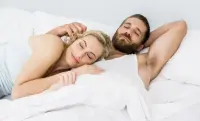 有人問石女能不能結(jié)婚，答案：可以的
只是石女在心理上會產(chǎn)生各種各樣的障礙，從而影響正常的夫妻生活，所以要結(jié)婚，必須事先向?qū)Ψ街v明這一切，使男女雙方都有一個思想準(zhǔn)備，以避免婚后的不幸。配圖