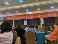 系統(tǒng)排列是生命現(xiàn)象學(xué)，運(yùn)用系統(tǒng)思維遵循自然律五大法則：事實(shí)法則、整體法則、序位法則、流動(dòng)法則、平衡發(fā)則，帶我們看到困擾自身的真想真相，轉(zhuǎn)化、和解從而找到解決之道配圖