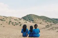 在这张图片中，你看到的是沙漠？是绿洲？还是既看到了沙漠又看到了绿洲？配图